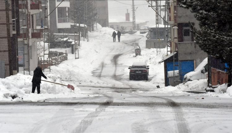 تعليق الدراسة في قارص بسبب استمرار تساقط الثلوج
