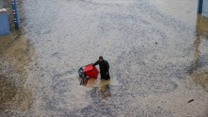 توزيع مساعدات نقدية على المتضررين من فيضانات إزمير