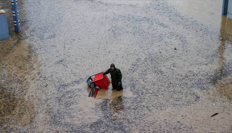 توزيع مساعدات نقدية على المتضررين من فيضانات إزمير
