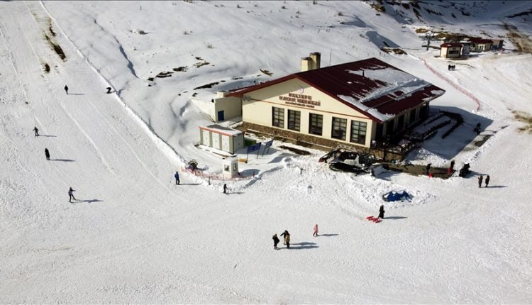 منتجع كارتيبي التركي يجذب هواة التزلج من مختلف أنحاء العالم