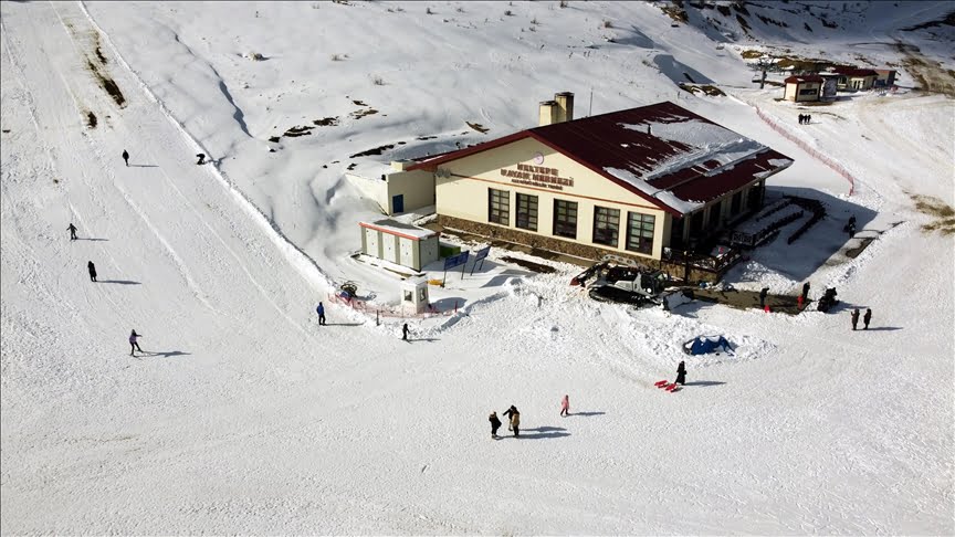 منتجع كارتيبي التركي يجذب هواة التزلج من مختلف أنحاء العالم