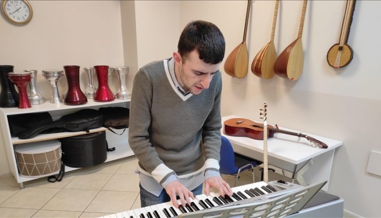 الشاب التركي المصاب بالتوحد مراد يورتكو يعزف على 10 آلات موسيقية