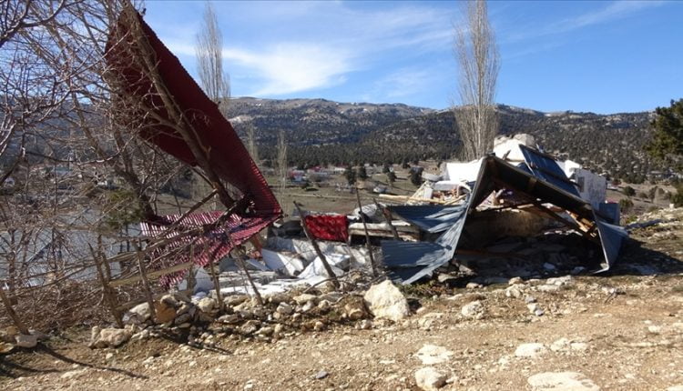 أضرار بفعل قوة الرياح في مرسين