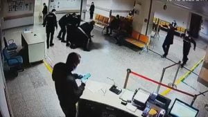 جانب من الاعتداءات على طواقم الصحة داخل مستشفى في تركيا