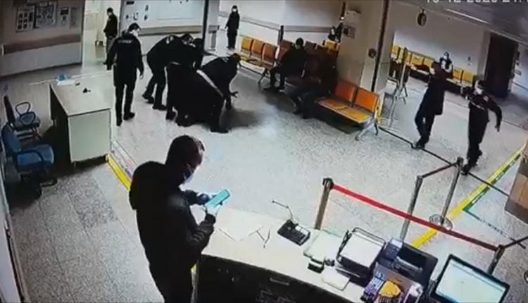 جانب من الاعتداءات على طواقم الصحة داخل مستشفى في تركيا