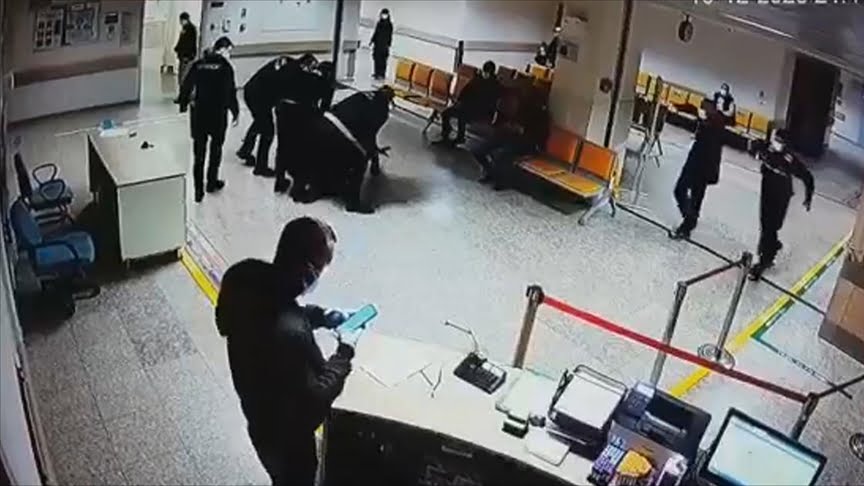 جانب من الاعتداءات على طواقم الصحة داخل مستشفى في تركيا