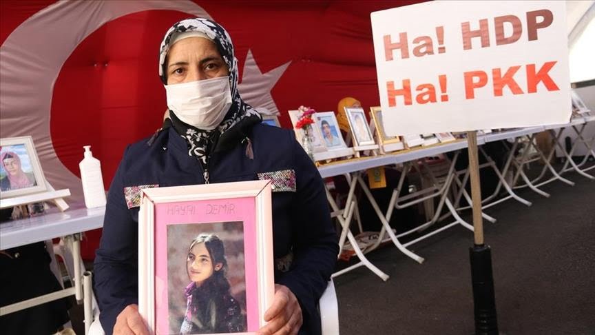 تواصل اعتصام عائلات الأطفال الأتراك المختطفين لدى حزب العمال الكردستاني الإرهابي
