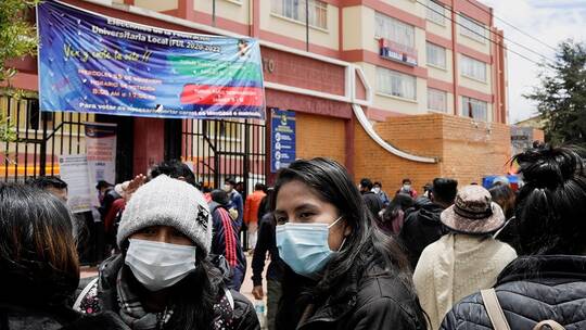 سقطوا من شرفة الطابق الرابع.. قتلى بتدافع في جامعة بوليفية 9