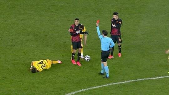 شاهد.. اللقطة التي تسببت في طرد المصري مصطفى محمد من مباراة أنقرة 17