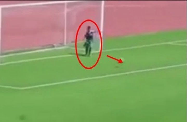 طفل من جامعي الكرات يشتت كرة قبل دخولها شباك فريقه (شاهد) 23