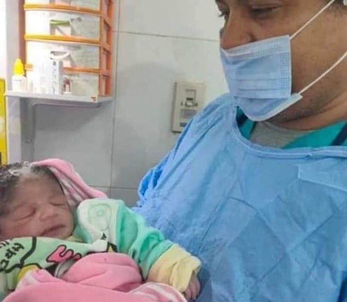 شاهد.. ولادة طفلة بـ “شعر أبيض” تثير الجدل في مصر.. وطبيب يكشف السبب 1