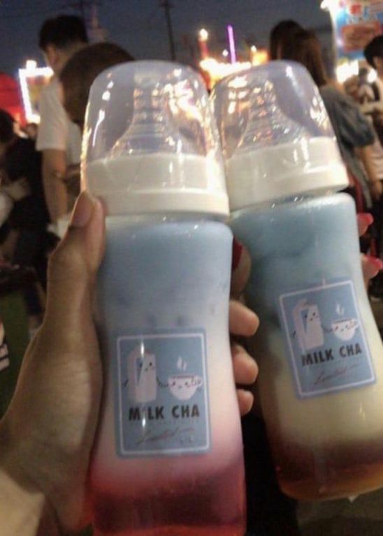 بالصور.. أغرب مقهى يقدم القهوة لزبائنه بـ”رضاعات الأطفال” في الامارات 1