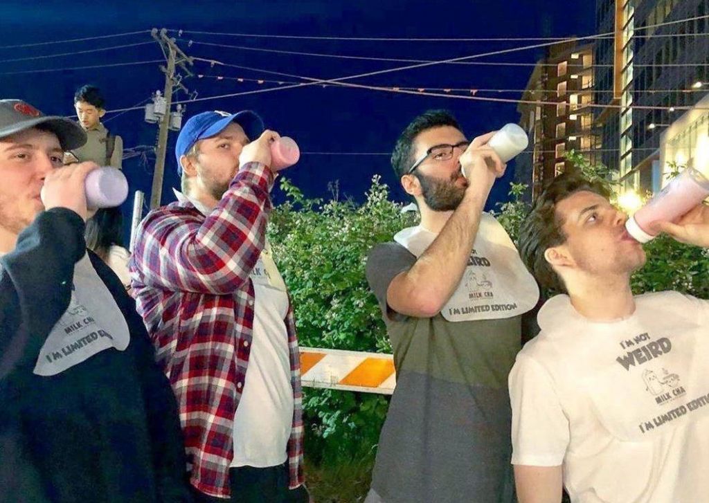 بالصور.. أغرب مقهى يقدم القهوة لزبائنه بـ”رضاعات الأطفال” في الامارات 3