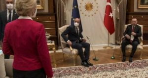 موقف محرج لرئيسة المفوضية الأوروبية في حضرة أردوغان (فيديو)
