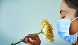 استشاري يكشف عن أفضل الطرق لاستعادة حاسة الشم بعد كورونا وينصح بشم هذا الدهان