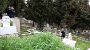 تركي يعثر على جثة ابنه المفقود في مقبرة العائلة بالصدفة ! (فيديو)