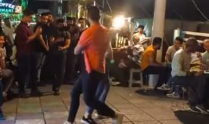 رقصة جريئة وسط شارع في السليمانية بالعراق تتسبب بأزمة ومفاجأة حول جنسية الشاب والفتاة!
