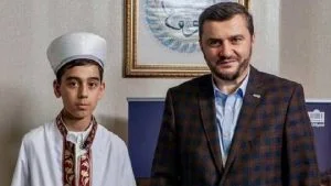 فتى تركي يختم القرآن كاملا بقراءة واحدة