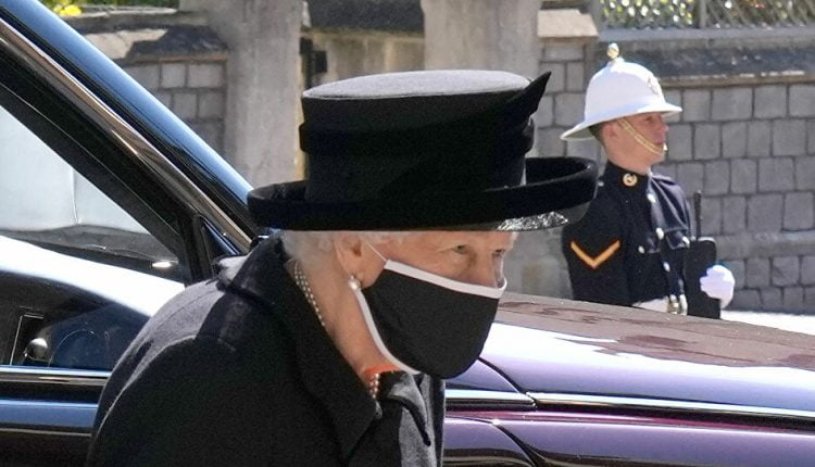 الملكة إليزابيث وقفت وحيدة وهاري وشقيقه تحدّثا بعد خلافات.. مشاهد من تشييع الأمير فيليب