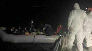 اعتداء غير مسبوق.. خفر السواحل اليوناني يحرق طالب لجوء!