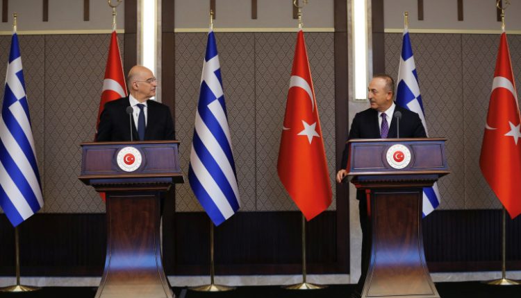 وزير الخارجية اليوناني: حل الخلافات مع تركيا صعب لكنه ليس مستحيلًا