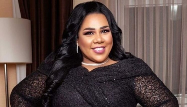 شيماء سيف تقبل طفلا بطريقة جنسية.. واتهامها بترويج "البيدوفيليا" (فيديو)