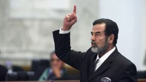 صورة كبيرة مهينة لصدام حسين في مجلس عزاء قاض حاكمه (صورة)