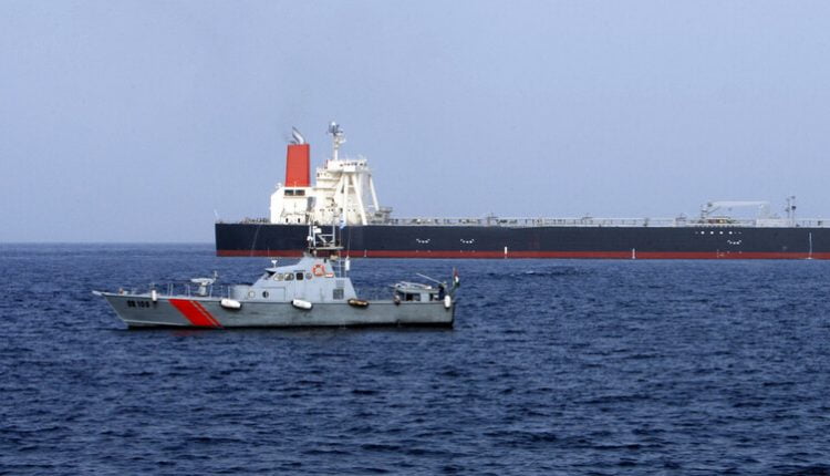 سفينة تجارية ترفع علم إسرائيل