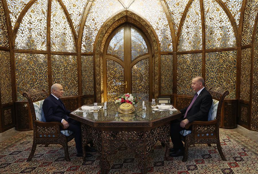 الرئيس أردوغان وزعيم الحركة القومية يتناولان طعام الإفطار