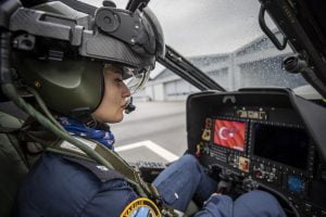 “قره بولوت” تنال لقب أول طيارة تركية تقود مروحية قتالية