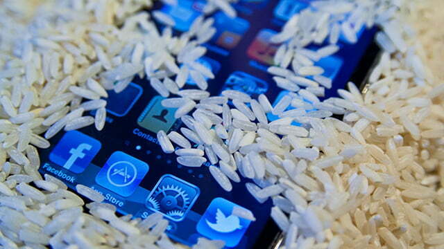 خرافة الأرز.. كيف تصلح هاتفك إذا سقط في الماء أو انسكب عليه سائل؟