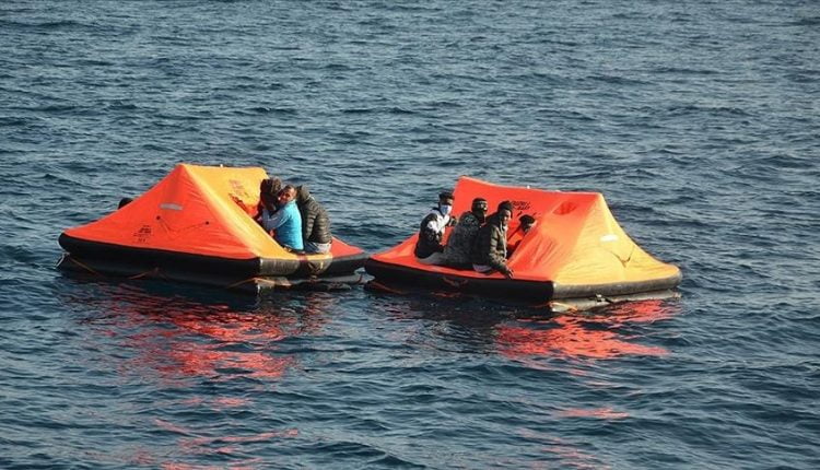 إنقاذ 12 طالب لجوء أرجعتهم اليونان للمياه الإقليمية التركية