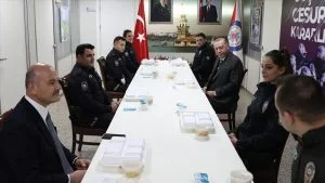 أردوغان يشارك عناصر الشرطة إفطارهم في اسطنبول