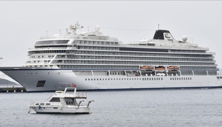 سفينة سياحية ضخمة