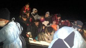 خفر السواحل التركي ينقذ 18 طالب لجوء أعادتهم اليونان للمياه التركية