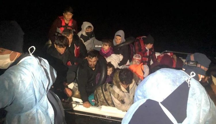 خفر السواحل التركي ينقذ 18 طالب لجوء أعادتهم اليونان للمياه التركية