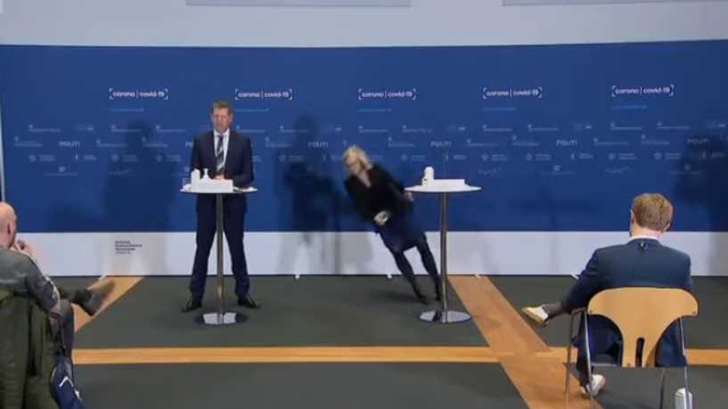 فيديو.. إغماء وسقوط مروع لمسؤولة دنماركية 21