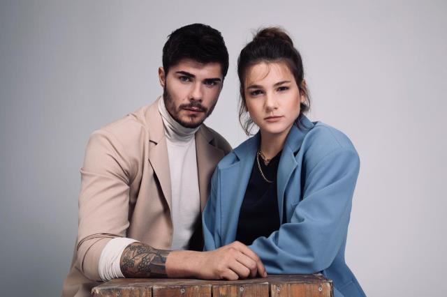 تعليق مثير لممثل تركي شهير على صور مدربة بدنية فاضحة 1