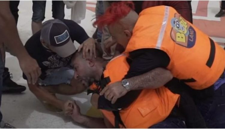 الفنان المصري أحمد سعد ضربًا