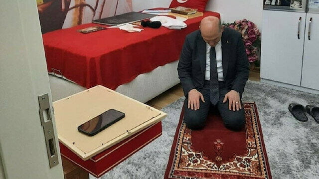 البطل الذي لم يتناسب جسده مع النعش.. صويلو يفطر مع أهل أحد الشهداء ويصلي على سجادته 5