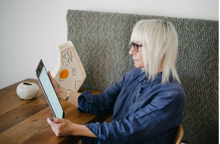 "ثقة عمياء" تكلف عجوزا فرنسية عاشقة 100 ألف يورو 1