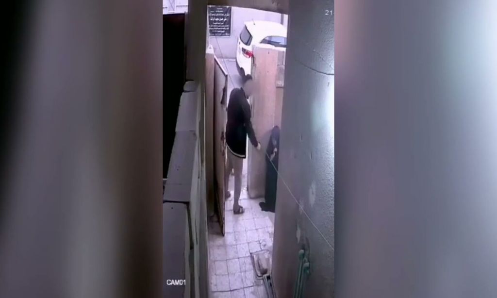 شاهد عراقي يطلق النار على طليقته من مسافة الصفر أمام طفلتهما! 7