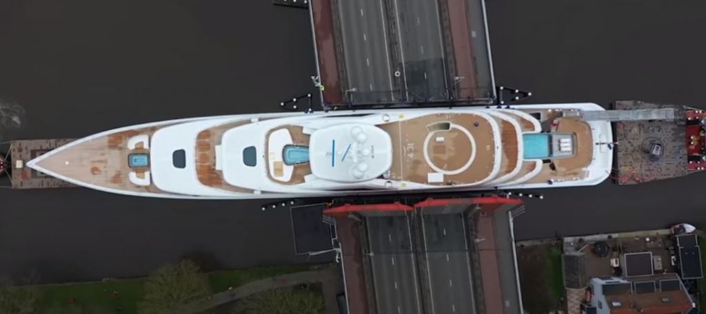 فيديو.. يخت عملاق يشٌق جسراً إلى نصفين 33