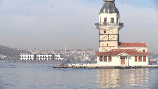 سفينة ضخمة تعبر مضيق البوسفور (فيديو) 23