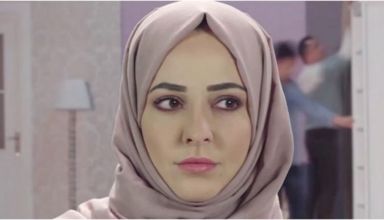 نور خانم تخلع الحجاب