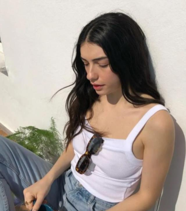 الممثلة هزار تنشر صور جريئة بدون "حمالة صدر" 1