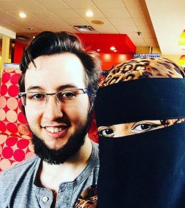 مسيحي في كندا يعتنق الإسلام للزواج من زميلته “المنقبة”.. ويكشف عن مفاجئة (صور) 3