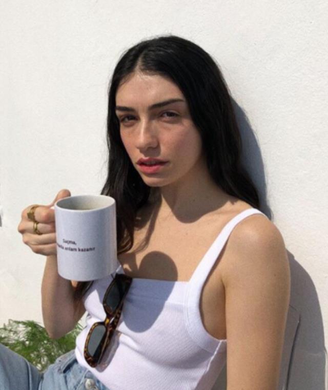 الممثلة هزار تنشر صور جريئة بدون "حمالة صدر" 5