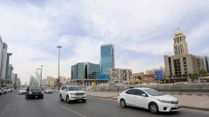 بالفيديو.. سعودية تنظم حركة السيارات بعرعر بعد تعطل الإشارة المرورية