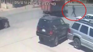 شاحنة تصدم صبي بشكل مروع في إسطنبول (فيديو)